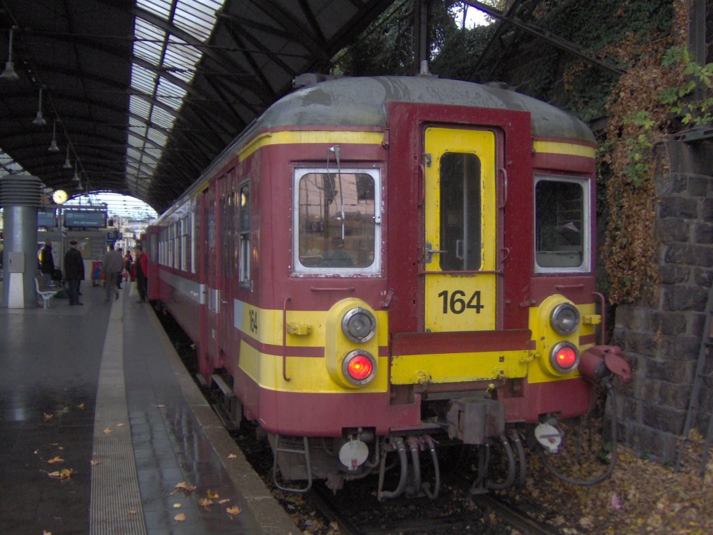 Der belgische Triebwagen Nummer 164 der SNCB wartet im Aachener Hbf
auf Fahrgste.Er wird gleich zum Bahnhof Lttich fahren.