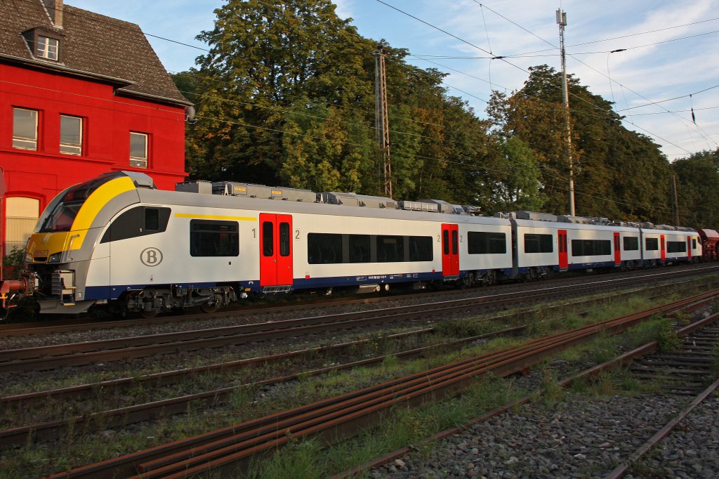 Der belgische Triebzug 08503 am 29.9.10 rausfotografiert in Ratingen-Lintorf