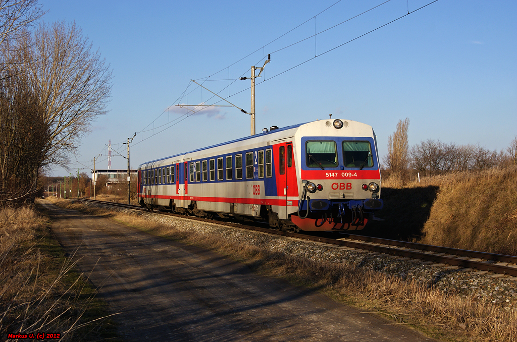 Der bereits an die GySEV/Raaberbahn verkaufte Dieseltriebwagen 5147 009/010, noch mit BB Wortmarke, fhrt am 02.03.2012 als REX7745 von Wiener Neustadt Hbf nach Deutschkreutz und hat soeben die ungarisch-sterreichische Grenze passiert.