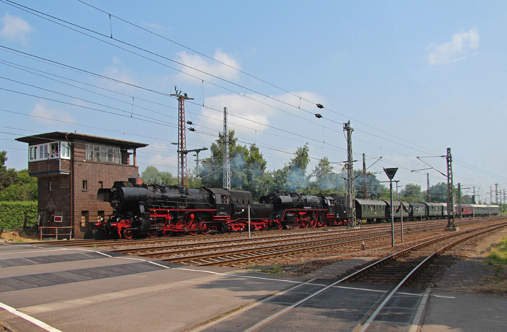 Der Berliner Sonderzug zum Eisenbahnfest im Bw Halle P war in diesem Jahr auer von  Else  auch noch mit 03 1010 bespannt. Hier erreicht der Zug die Saalestadt und passiert die Abzweigstelle As, 06.07.2013. 