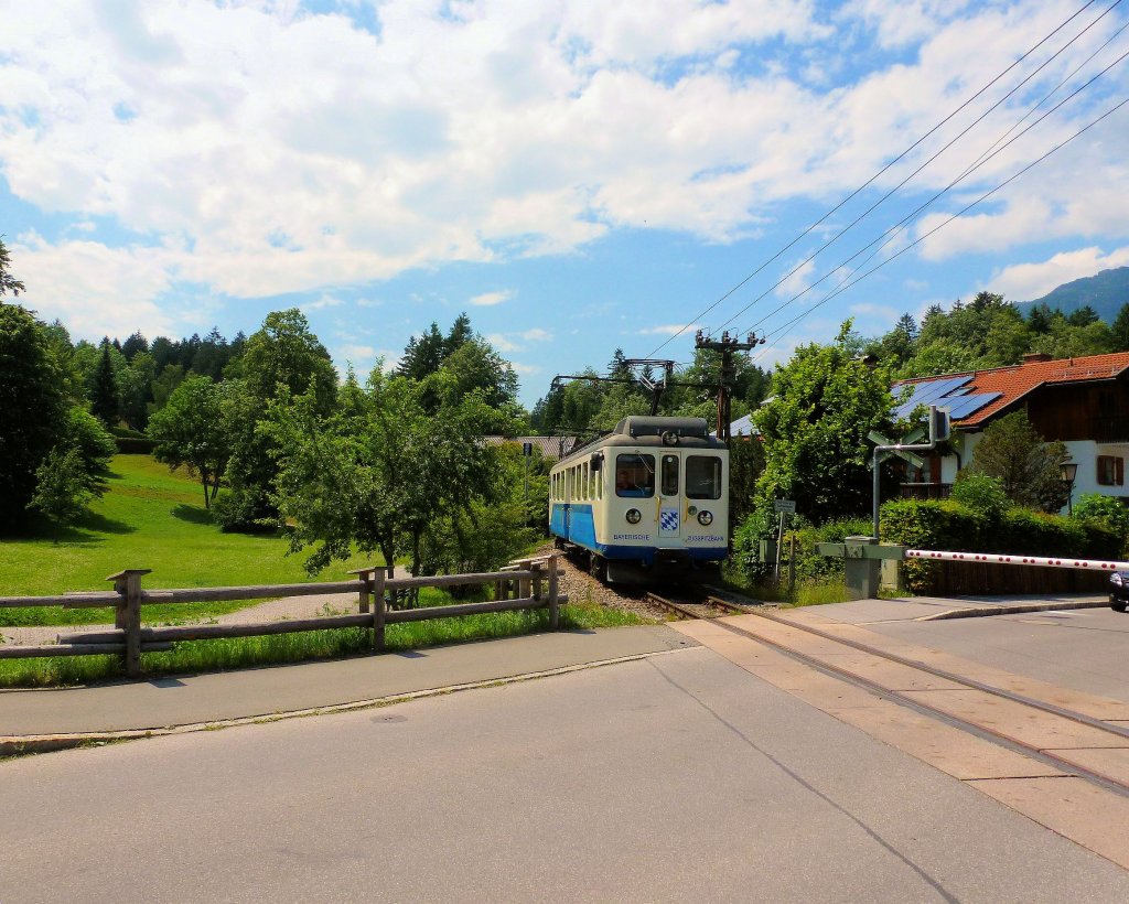 Der Berner Oberland Bahn-Triebwagen 309 in Grainau (Bayerische Zugspitzbahn), 17.Juni 2012. 