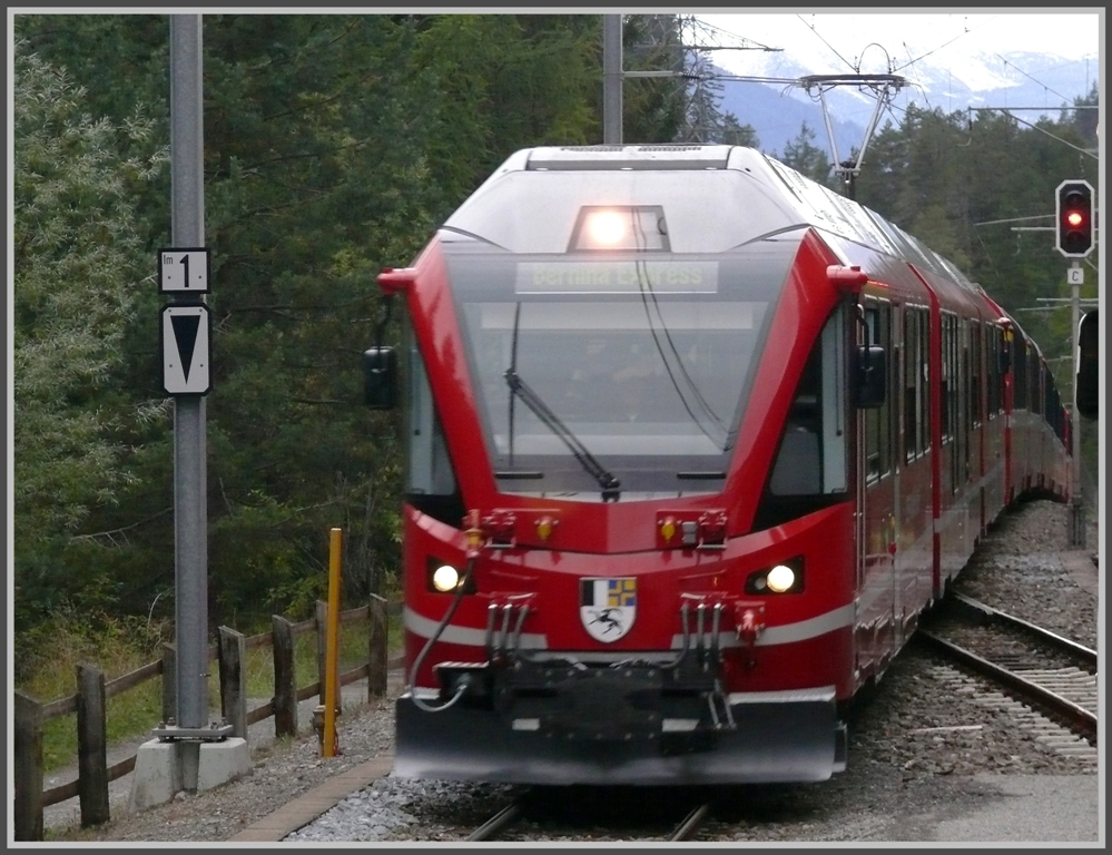 Der BerninaExpress 960 nach Davos Platz wir planmssig von einem Allegra gezogen. Hier durchfhrt er soeben die Station Wiesen nach passieren des gleichnamigen Viadukts. (28.09.2010)