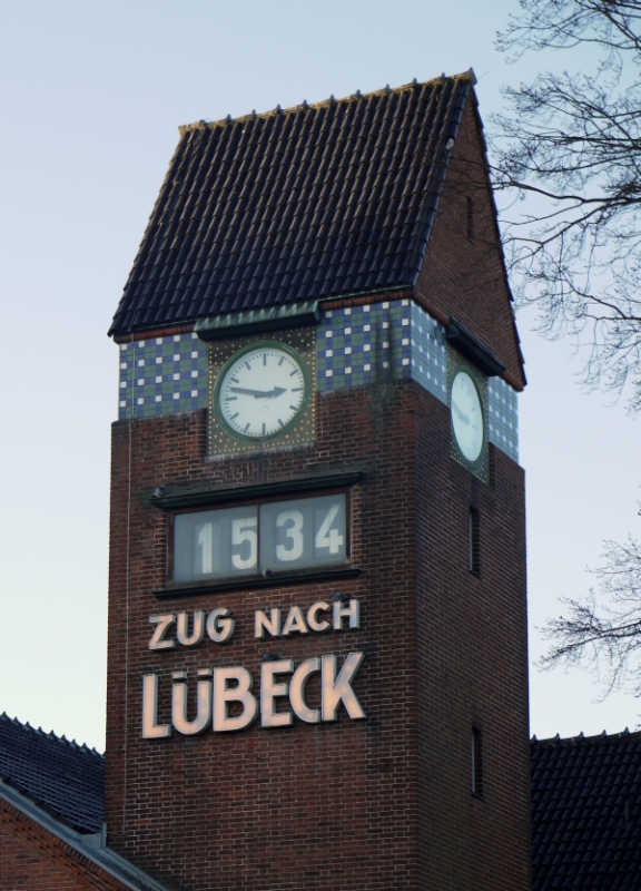 Der berhmte Uhrenturm des Bahnhofs Lbeck Travemnde Strand, ein Jugendstilbauwerk, inzwischen fast 100 Jahre alt. 2.1.2011