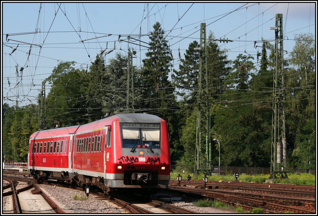 Der beschmierte 611 010 fhrt in den Singener Bahnhof ein, 09.08.10