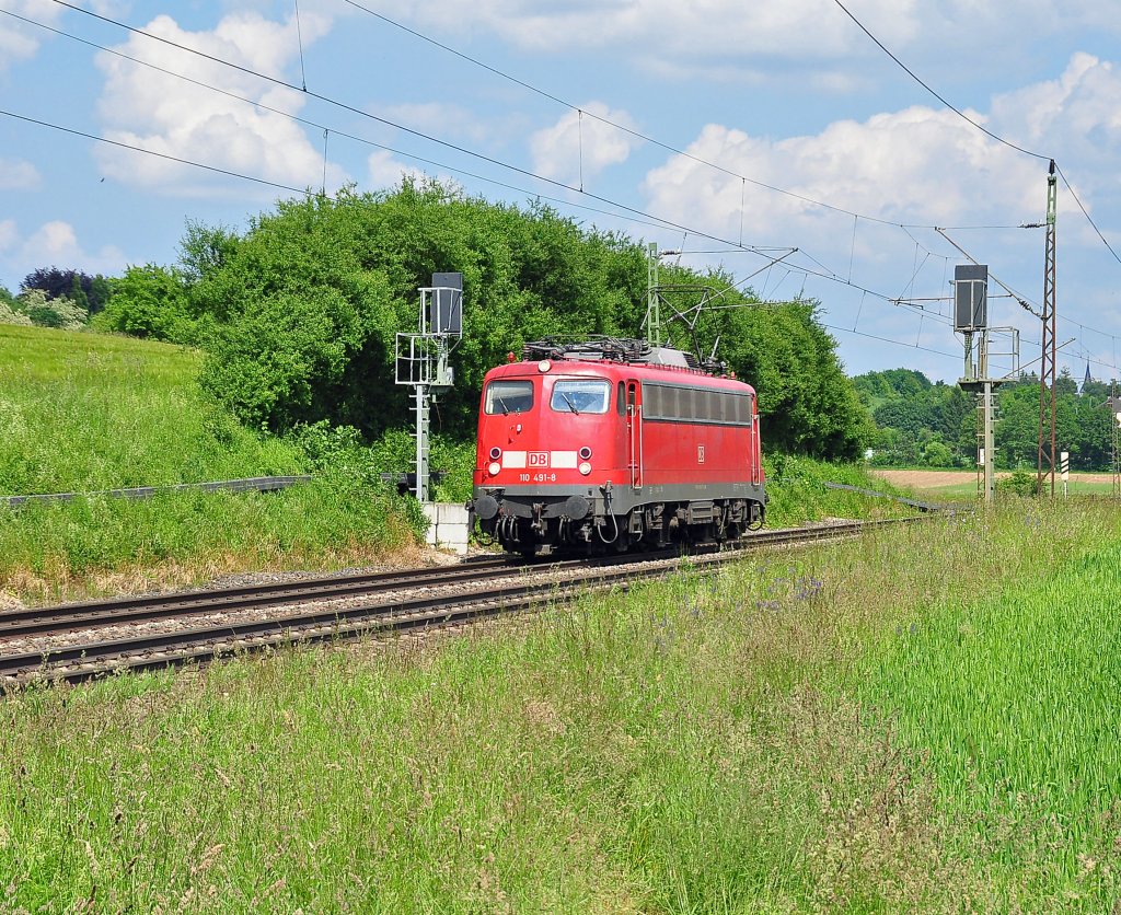 Der Bestand an 110ern mit Bgelfalte ist ja fast gen Null gesunken.Ich konnte die Dortmunder 110 491 mit durchgender Lfterreihe in Form des PBZ 2460 am 8.6.2013 bei Ebersbach an der Fils fotografiesch festhalten.