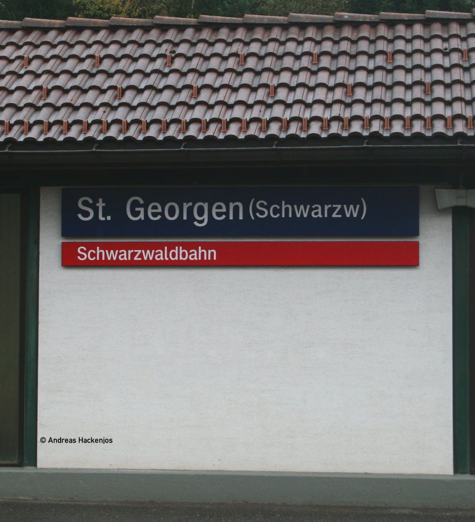 Der Besuch von Bahnchef Grube wirft seine Schatten voraus, berall an der Strecke hngen nun die neuen Hinweisschilder auf die Schwarzwaldbahn 19.10