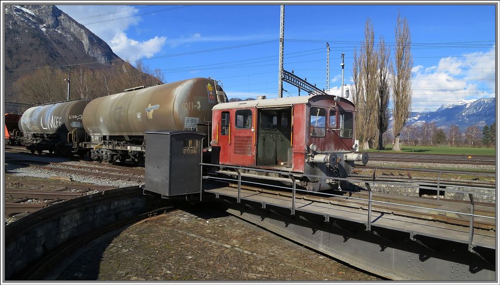 Der betagte Tm770 leistet immer noch gute Dienste beim Verschieben der Gterwagen im Depotgelnde Sargans. (19.03.2013)