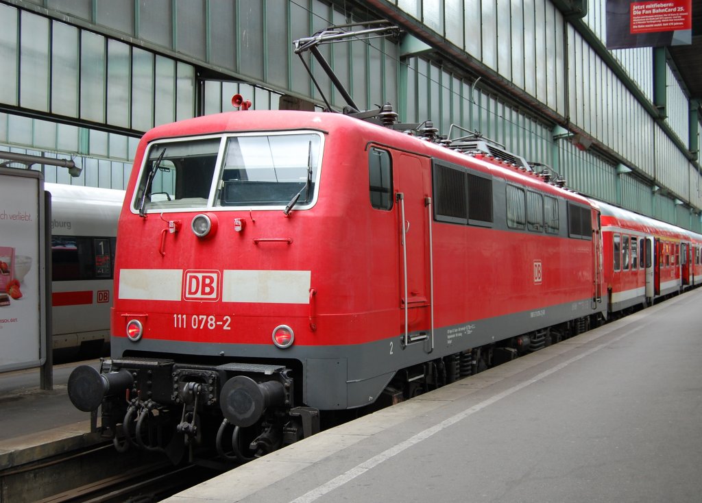 Der Betriebshof Stuttgart ist auch im Jahre 2010 noch Heimatdienststelle fr 17 Loks der BR 111. Eine davon ist 111 078-2, welche ich am 27.5.2010 im Hauptbahnhof ihres  Heimatorts  aufnehmen konnte.