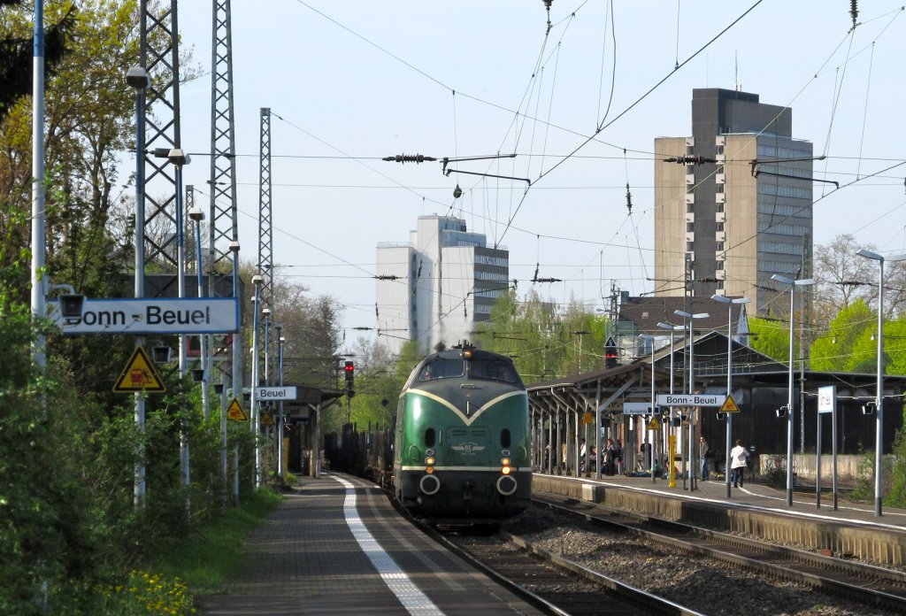 Der Beueler Bahnhof von seiner schnsten Seite.Zu sehen ist 220 053,die Brohler V200,die am 6.4.11 durch den Bahnhof fuhr.Man beachte die Lichthupe der Lokomotive!
