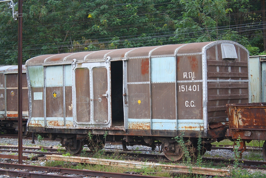 Der im Bf. Khao Chum Thong Junction abgestellte ต.ญ.151401 (ต.ญ.=C.G./Covered Goods Wagon) hat offensichtlich auch schon einiges mitgemacht. 26.Oktober 2010.