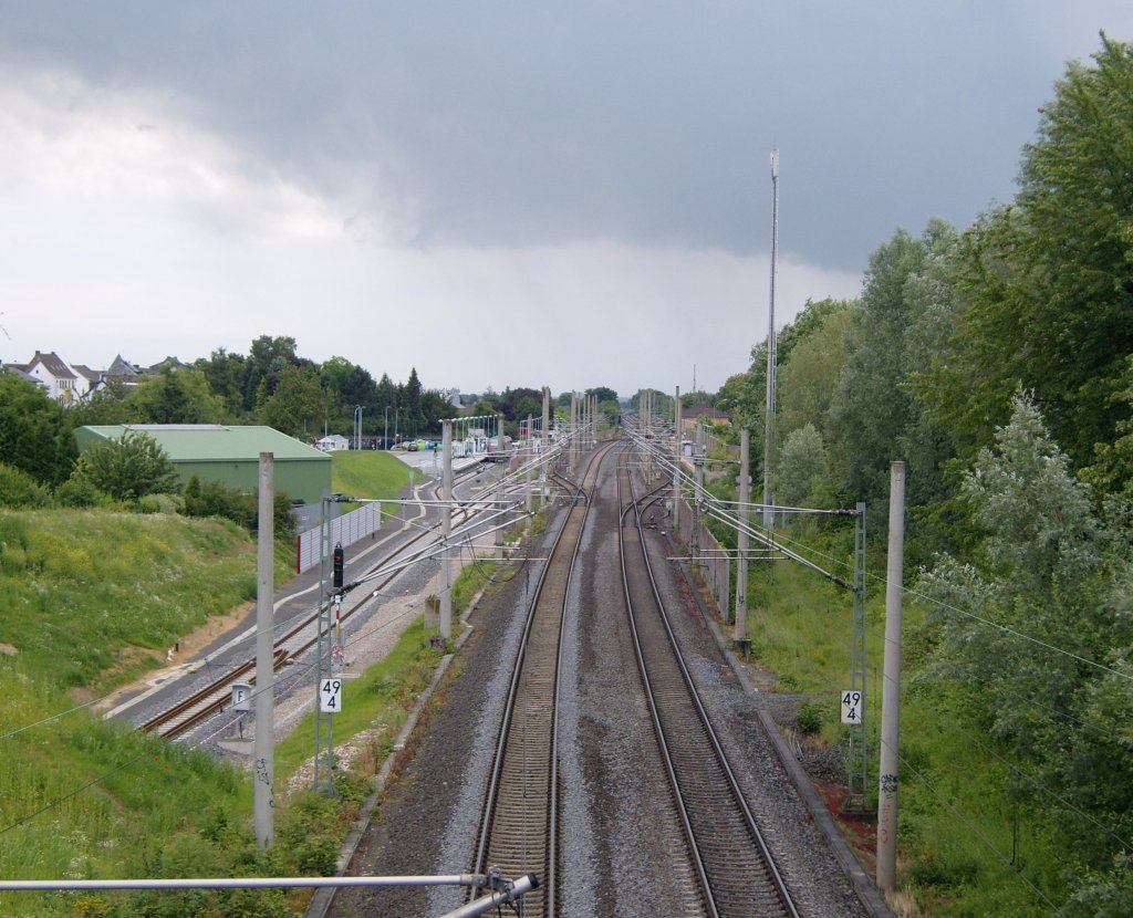 Der Bf Langerwehe auf der KBS 480 Aachen-Kln zwischen den Bf Dren und Eschweiler Hbf, mit Blich in richtung Kln (sprich Dren), das linke Gleis wurde am 10 Juni 2009 erffnet und gehrt zur Euregiobahnstrecke Heerlen,Alsdorf Annapark - Langerwehe(Dren),Stolberg Altstadt. Dieses Bild entstand am 12.06.2009.