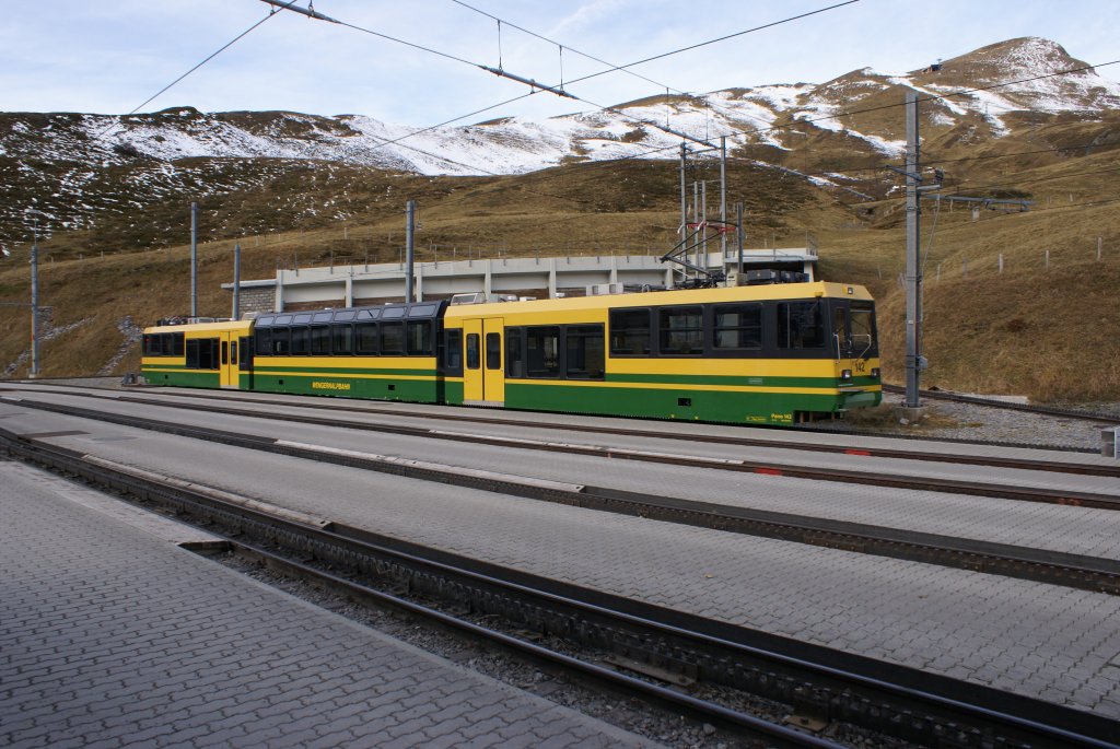 Der Bhe 4/8 142 steht am 31.10.09 in der Kleinen Scheidegg.