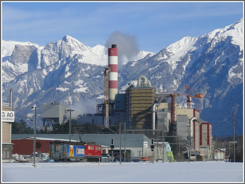 Der Bierzug trifft in Untervaz-Trimmis ein und passiert dabei die Kehrichtverbrennungsanlage Trimmis, die fast so klotzig wirkt wie die Berge des Rtikon im Hintergrund. (01.02.2010)