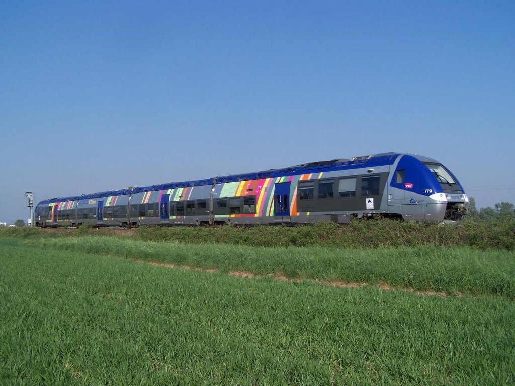 Der Bimodal-Hybrid Triebwagen BGC 82779 pendelt am 26/04/11 zwischen Molsheim und Strassburg.