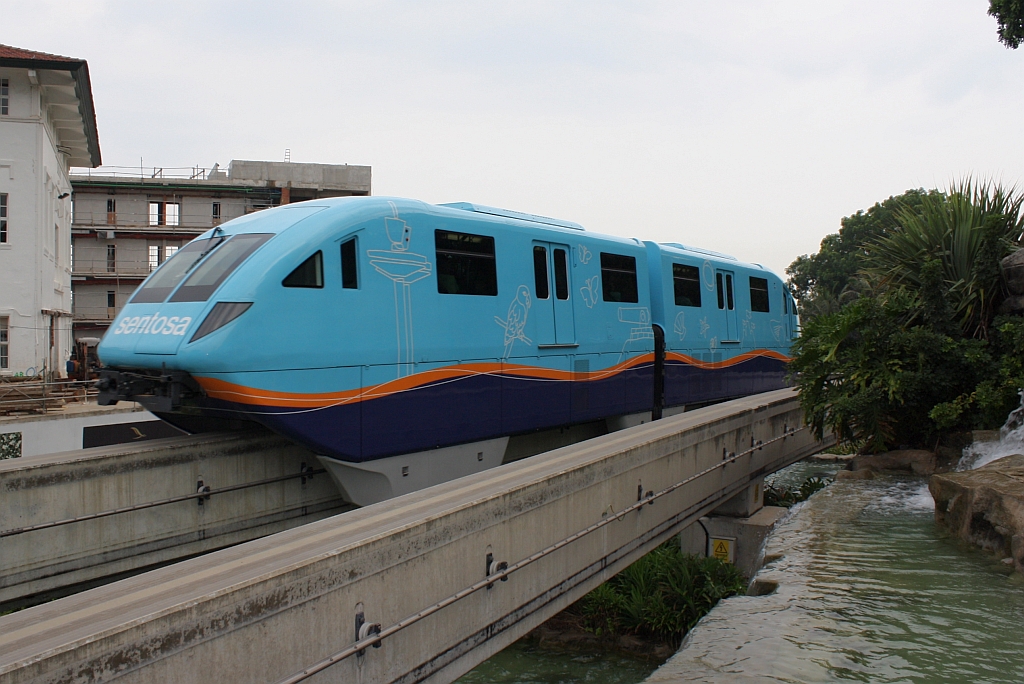 Der blaue Doppeltriebwagen fährt am 09.Mai 2010 beim Merlion Richtung Beach Station.