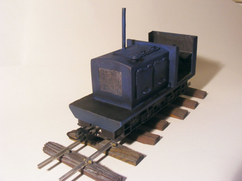  der Blaue Klaus  so haben die Bediensteten unserer 600mm-Feldbahn die kleine Diesellok genannt. Ursprnglich kam die Lok mit dem USTC nach Europa und blieb dann, nach 1945, in der Normandie stehen. Jetzt hat  der Alte  die Lok fr uns erworben(1).