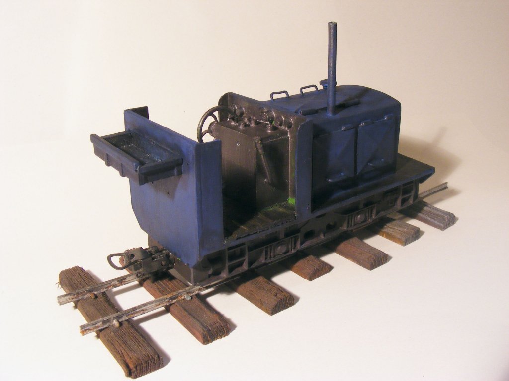  der Blaue Klaus  so haben die Bediensteten unserer 600mm-Feldbahn die kleine Diesellok genannt. Ursprnglich kam die Lok mit dem USTC nach Europa und blieb dann, nach 1945, in der Normandie stehen. Jetzt hat  der Alte  die Lok fr uns erworben(2).