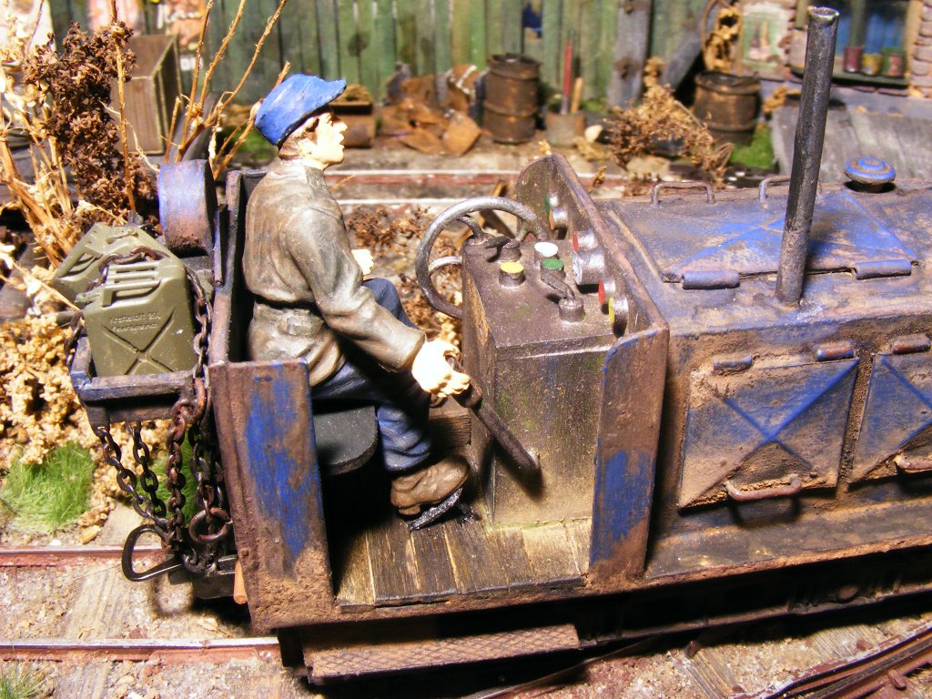  der Blaue Klaus  so haben die Bediensteten unserer 600mm-Feldbahn die kleine Diesellok (ex USTC) genannt. Der Hessen Herbert, unser Werkstatt-Meister, hat heute die ersten Probefahrten unternommen(1).

