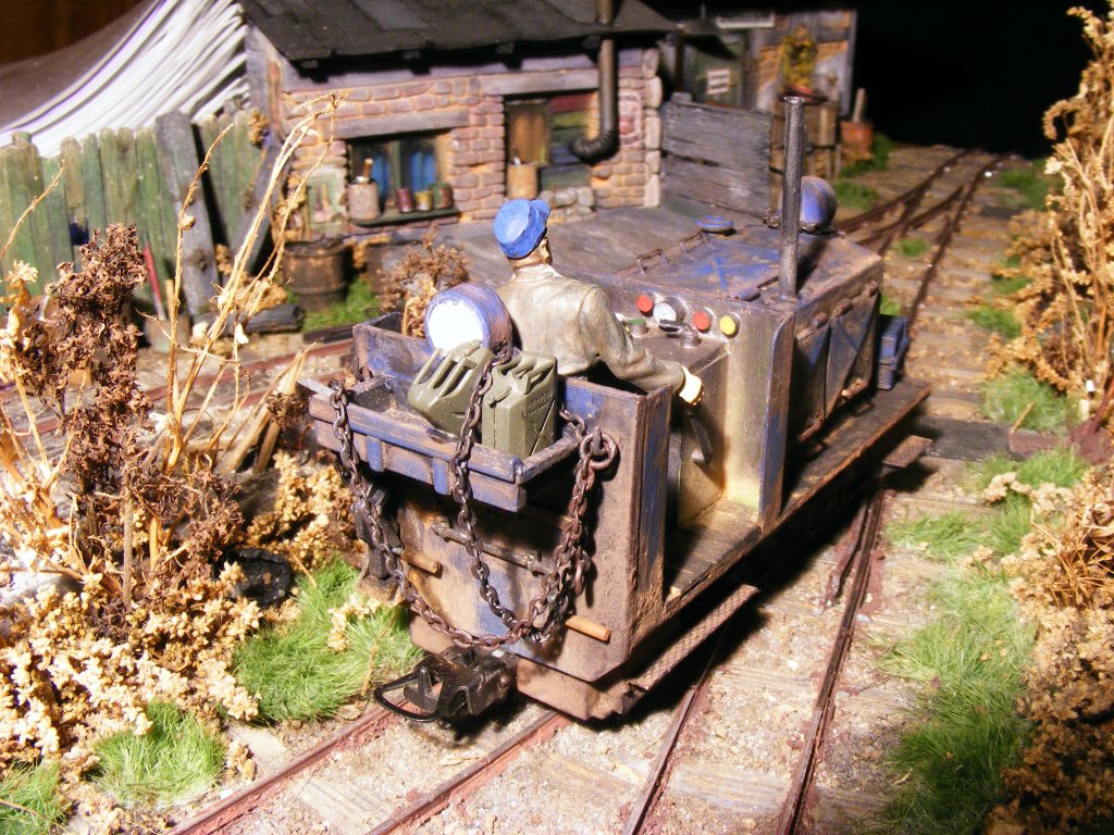  der Blaue Klaus  so haben die Bediensteten unserer 600mm-Feldbahn die kleine Diesellok (ex USTC) genannt. Der Hessen Herbert, unser Werkstatt-Meister, hat heute die ersten Probefahrten unternommen(2).
