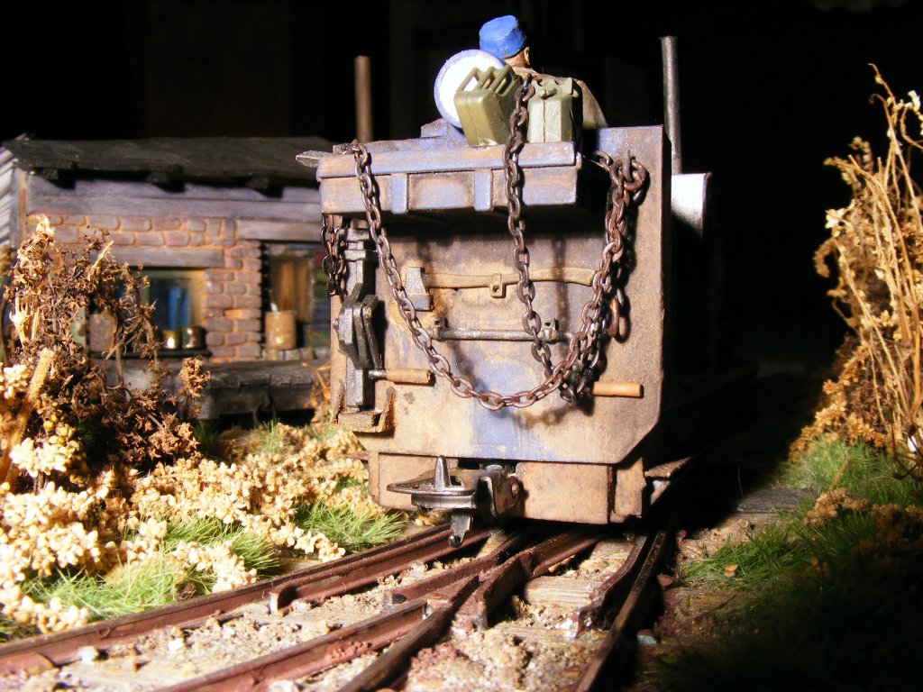  der Blaue Klaus  so haben die Bediensteten unserer 600mm-Feldbahn die kleine Diesellok (ex USTC) genannt. Der Hessen Herbert, unser Werkstatt-Meister, hat heute die ersten Probefahrten unternommen(3).
