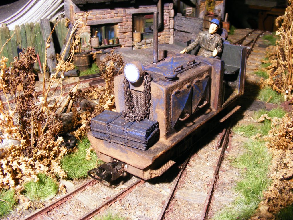  der Blaue Klaus  so haben die Bediensteten unserer 600mm-Feldbahn die kleine Diesellok (ex USTC) genannt. Der Hessen Herbert, unser Werkstatt-Meister, hat heute die ersten Probefahrten unternommen(4).
