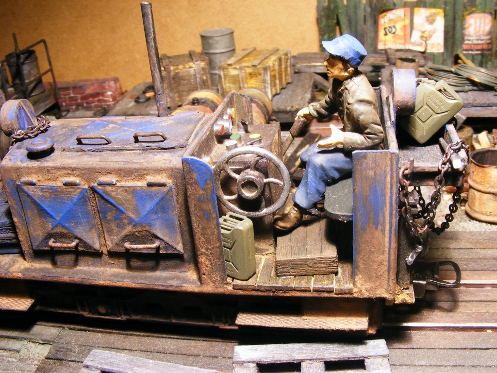  der Blaue Klaus  so haben die Bediensteten unserer 600mm-Feldbahn die kleine Diesellok (ex USTC) genannt. Der Hessen Herbert, unser Werkstatt-Meister, hat heute die ersten Probefahrten unternommen(5).
