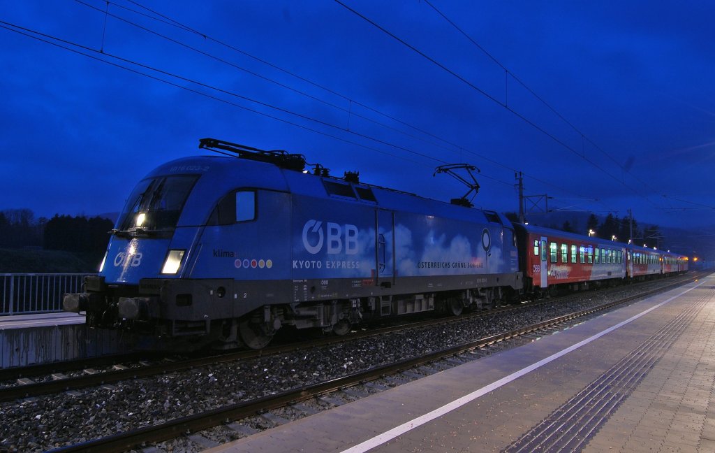 Der blaue Ochse zur blauen Stunde:
1016 023 stoppt mit dem R 3968
am 04.12.2009 in Nussbach.
