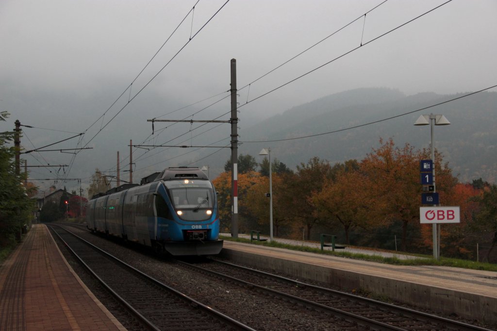 Der blaue BB Talent hat sich am 26.10.12 an den Semmering verirrt. Hier ist der 4024 120 bei der Einfahrt in den Haltepunkt Kb zusehen.