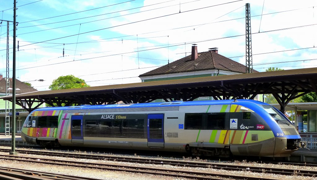 der  Blauwal  im Bahnhof Mllheim/Baden, seit Dez.2012 verkehrt der Dieseltriebwagen der SNCF im regelmigen Personenverkehr zwischen Mllheim/Baden und Mhlhausen (Mulhouse) im Elsa, Mai 2013