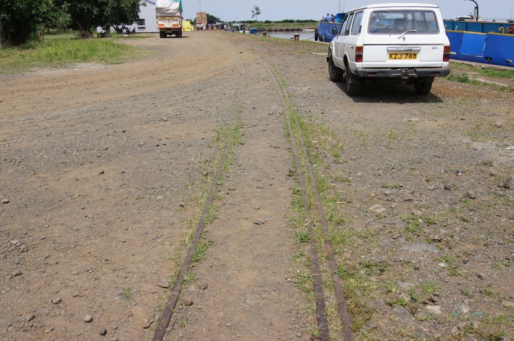 Der Blick auf das Hafengelnde von Kisumu am 7.6.2012. Das Hafengelnde ist berall von Gleisen durchzogen, die allerdings nicht mehr befahrbar sind. Auch der Schiffsverkehr musste aufgrund der Wasserhyazinthe weitgehend eingestelt werden.