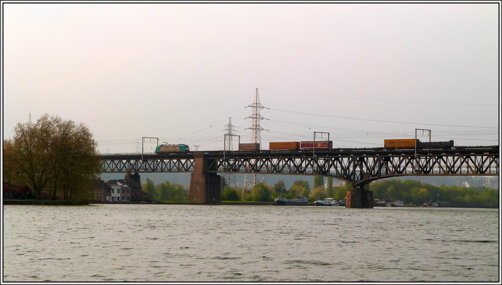Der Blick auf die Maas bei Vis� in Belgien. Eine E 186 (Cobra) ist mit ihrer G�terfracht unterwegs auf der Montzenroute. Bildlich festgehalten Anfang Mai 2013.