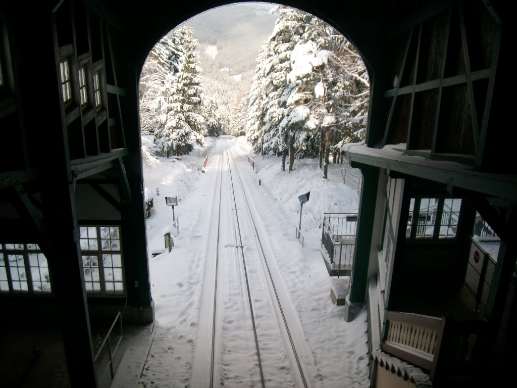 Der Blick aus dem Wagen der Oberweibacher Bergbahn,hinunter ins Tal.Der Wagen stand auf der Gterbhne,oben auf der Bergstation Lichtenhain.Aufgenommen am 27.11.2010
