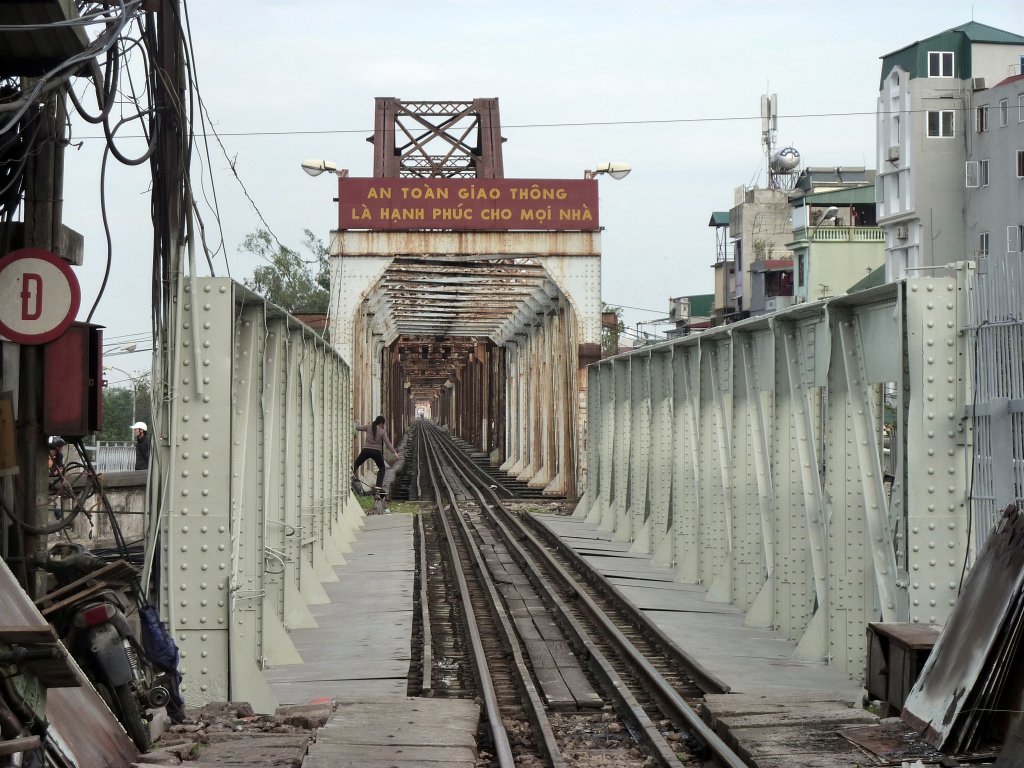 Der Blick vom Bahnhof Hanoi Ga Long Bien in Richtung Dong Dang an der Grenze zu China am 17.12.2012.