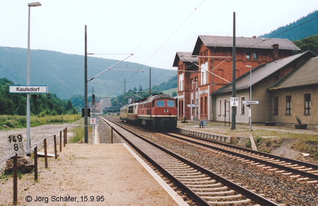 Der Blick nach Sden in Kaulsdorf am 15.9.95 zeigt, dass innerhalb von 3 Jahren alle Weichen im Bahnhof Kaulsdorf entfernt wurden. Die Schotterwste am linken Bildrand erinnert zudem daran, wo frher noch weitere Gleise lagen.