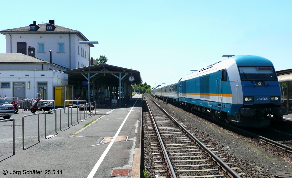 Der Blick nach Westen auf Marktredwitz 13 Jahre spter: 223 068 hlt mit dem Alex nach Hof auf Gleis 2. (25.5.11)