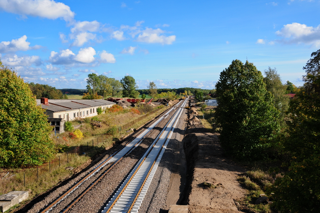 Der Blick von der Straenbrcke vermittelt einen Gesamteindruck ber den Zustand des Bahnhofes Grabowhfe Anfang Oktober 2012. 