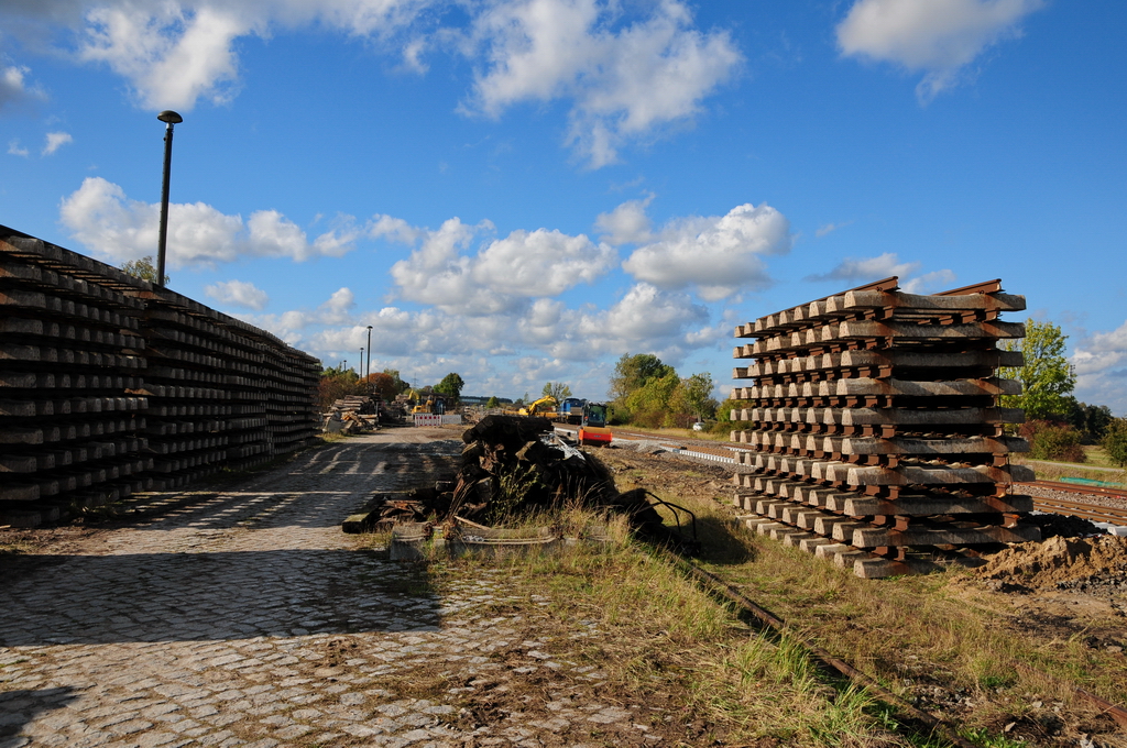 Der Blick ber die Ladestrae von Grabowhfe in Richtung Straenbrcke. Wie man sehen kann, liegt rechts noch ein altes Ladegleis im Gra. Wann diese Gleise zuletzt regulr genutzt worden sind, entzieht sich meiner Kenntnis. 