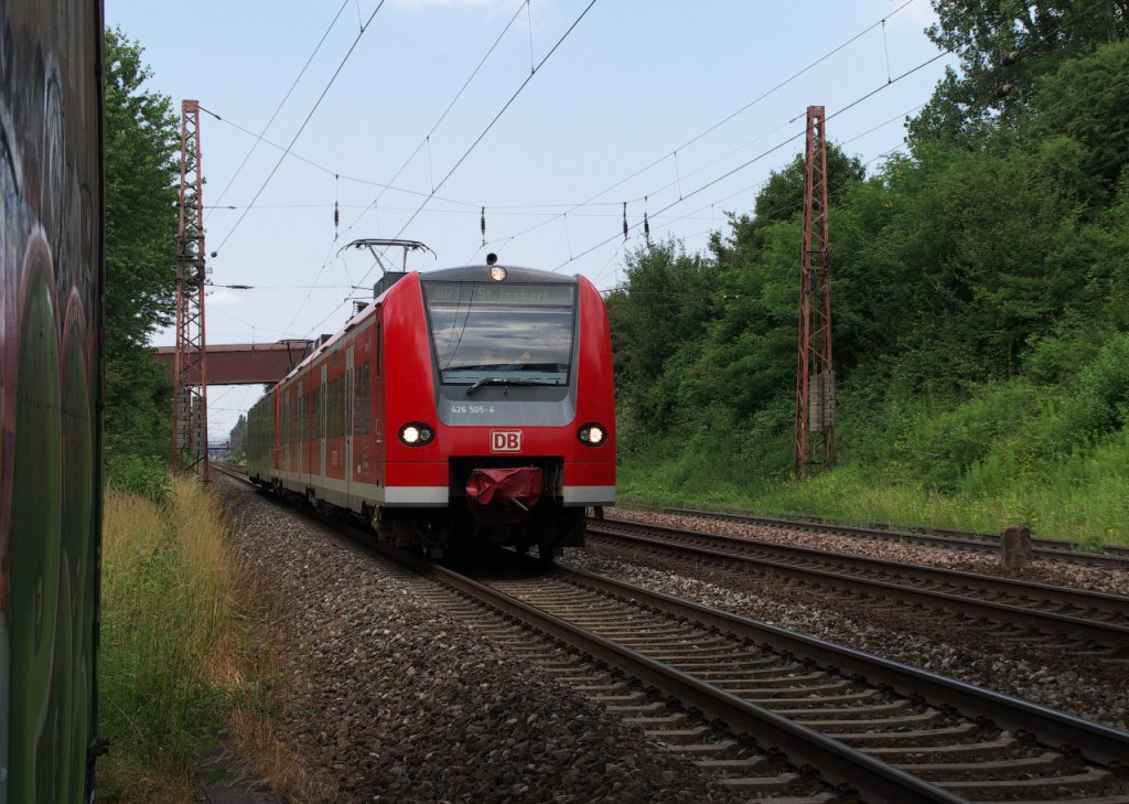 Der Blick unter der Brcke zum Hafen Saarlouis-Dillingen wurde mal wieder ausprobiert.
Bei Regen hat man dort einen trockenen Platz.
Heute am 10.07.2013 war es mal bewlkt und mal sonnig aber sehr warm.
Aufgefallen ist mir an den drei Stunden am Bahndamm, dass keine 143er mit Doppelstockzgen zu sehen waren.

426 005 und 426 020 auf ihrer Stammrelation Montag - Freitag zwischen Dillingen/Saar und St. Ingbert.
Danke an den TF fr den Gru.
KBS 685 - Bahnstrecke 3230 Saarbrcken - Karthaus