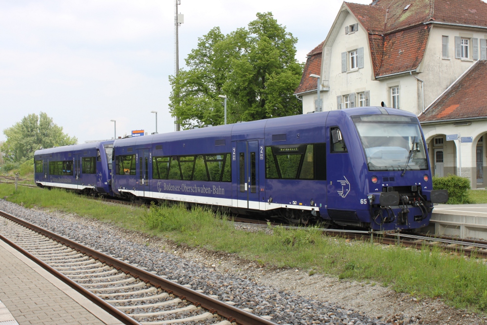 Der BOB Zug aus Friedrichshafen nach Aulendorf hllt am Bahnhof Niederbigen, nchster Halt wird Mochenwangen anschlieend wird er an seinem Ziel Aulendorf ankommen, VT65 und VT66 (03.05.2011)