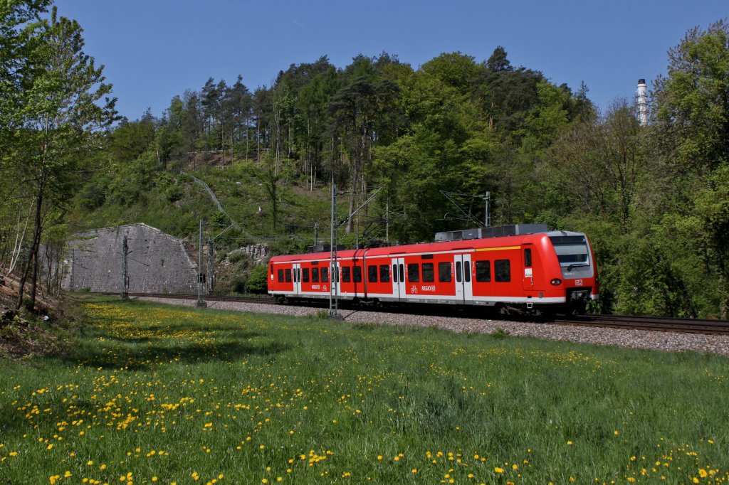 Der Bonsaiquietschi 426 019 befindet sich als RB 26817 (Schaffhausen-Singen) kurz vor dem Grenzbahnhof Thayngen. Solche Aufnahmen waren nun whrend rund einem Monat wegen der Gubahnsperre nicht mglich. Die DB Regionalbahnen wurden whrend dieser Zeit von Thurbo gefhrt. (22.April 2011)