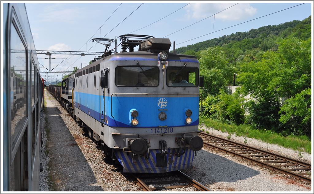 Der BosnaEkspres kreuzt einen Gterzug mit 1141 218 im Grenzbahnhof Volinja. (28.06.2013)