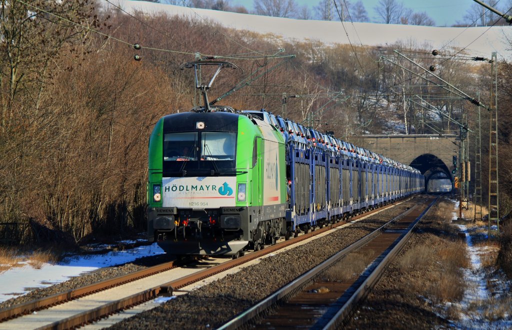 Der Bosporus-Sprinter 1216 954  HDLMAYR  der Wiener Lokalbahn am 11.02.2012 mit einem Dacia-Autozug auf der KBS 480 bei Eilendorf unterwegs nach Aachen West.