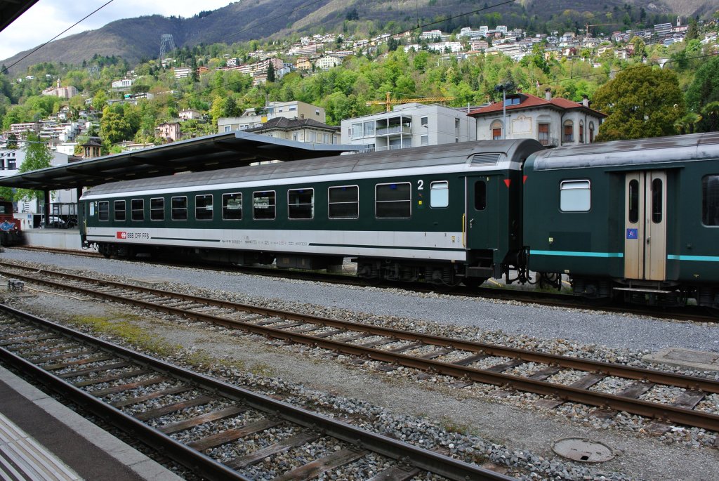 Der Bpm 51 85 21-70 371-1 steht am 21.04.2012 abgestellt in Locarno. 