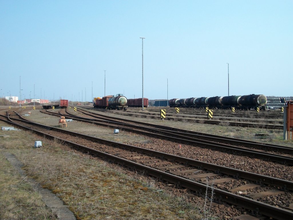 Der Breitspurteil von Mukran.Einst wollte die DDR ihren Grenteils ihres Export in die UDSSR ber Mukran abwickeln.Damals wie Heute ist auf dem knapp 25km Breitspurgleisen nicht viel los so kommt es auch fters vor das an manchen Tagen nicht mal 50 Gterwagen auf dem ganzen Breitspurareal stehen und das auf dem grten und einzigen Breitspurbahnhof Deutschlands. 