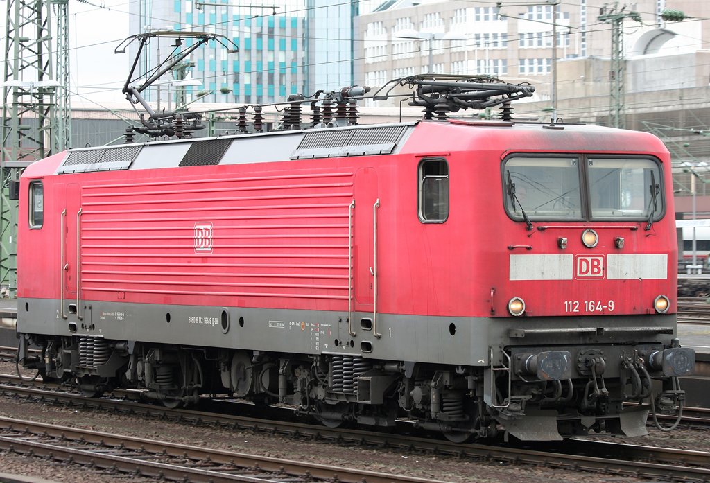 Der (B)renntrabbi 112 164-9 rangiert Lz in Dsseldorf HBF am 20.03.2010