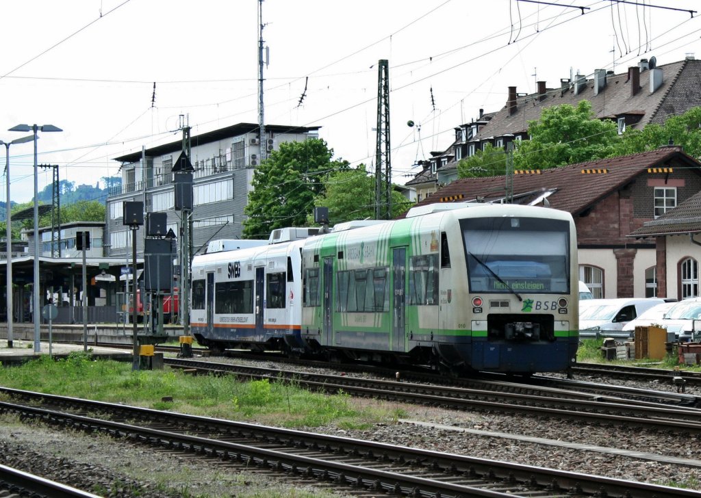 Der BSB-VT 010 und ein frisch revidierter SWEG-Triebwagen, beide kommend aus Elzach, am 09.05.13 bei der Einfahrt in den Zielbahnhof Freiburg (Breisgau) Hbf.