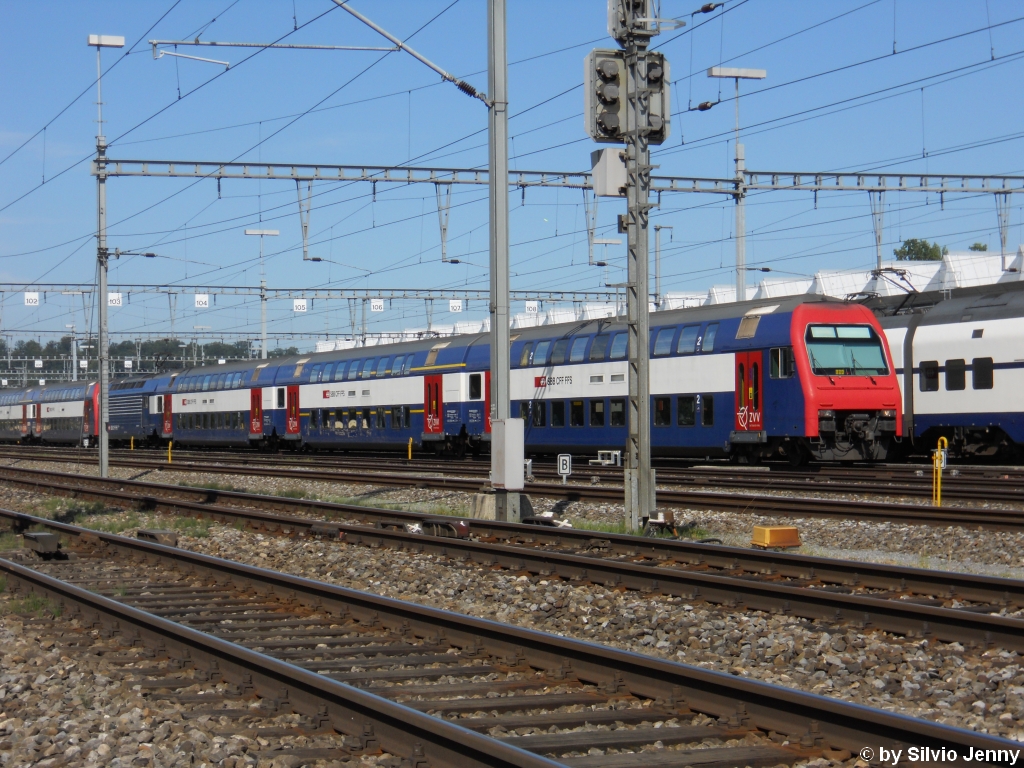 Der Bt 50 85 26-33 931-4 ist einer der letzten 3 Bt's mit einer Bandanzeige auf der Front. Der KIS-Einbau, wo alle DPZ auf der Front ein Flip-Dot Matrix, und auf der Seite eine LED-Anzeige erhlt, ist voll im Gannge. Oberwinterthur 22.8.2010