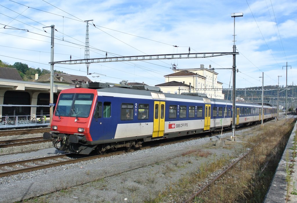Der Bt NPZ 50 85 29-35 950-9 an der Spitze des RE 2668 bei Ausfahrt in Porrentruy, 18.10.2012.