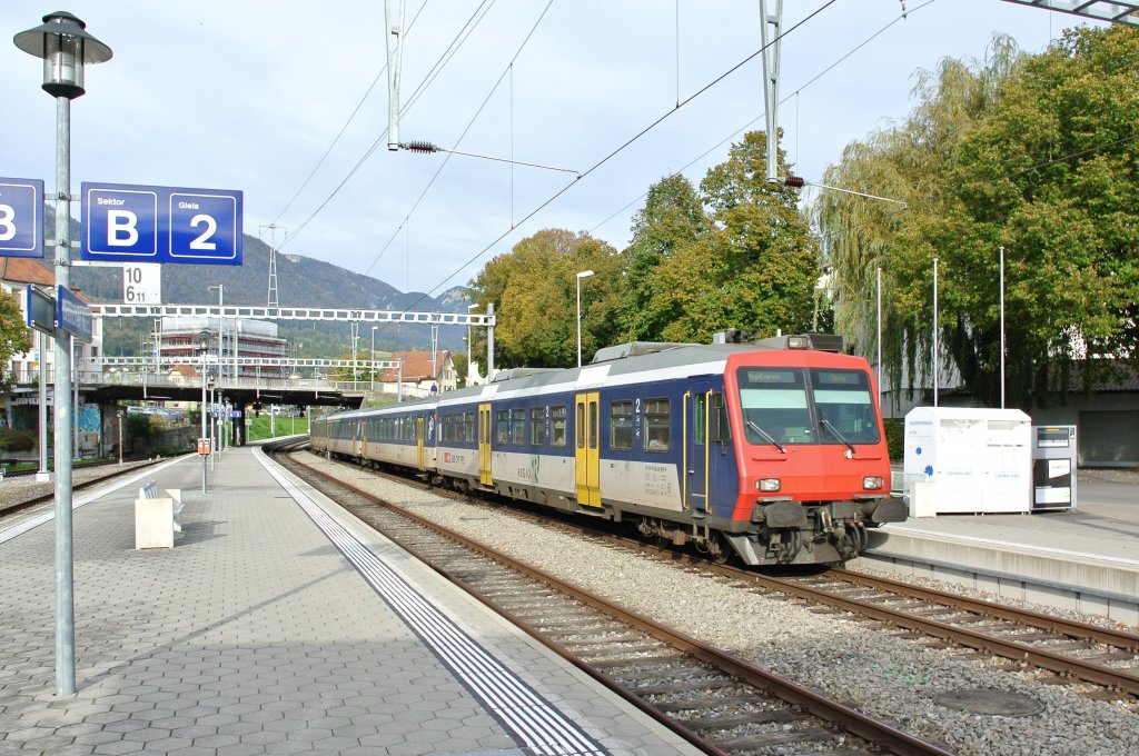 Der Bt NPZ 50 85 29-35 950-9 am Schluss des RE 2685 bei Ausfahrt im BLS Bahnhof Grenchen Nord, 18.10.2012.

