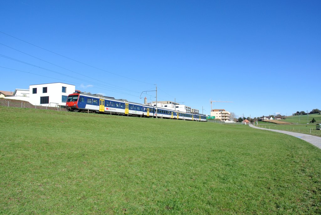 Der Bt NPZ 50 85 29-35 954-1 am Schluss des Ersatz RE 14130 bei Romont. Der Zug befhrt nun die TPF Strecke nach Bulle, 02.11.2012.